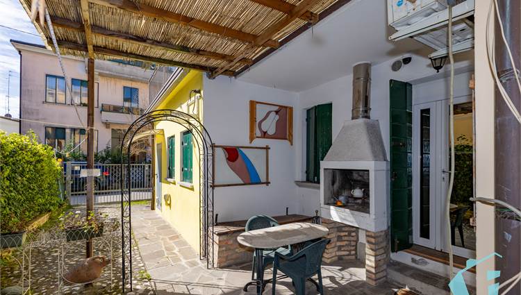 giardino esterno con barbecue